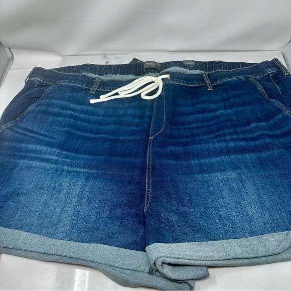 Torrid NWT Mid-Rise Boyfriend Shorts- Torrid Size 6 - Picture 1 of 9